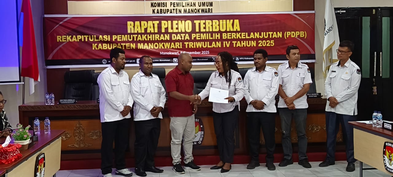 Serah Terima SK Dan BA Pleno TW IV Tahun 2025 dari KPU Kepada Bawaslu Manokwari