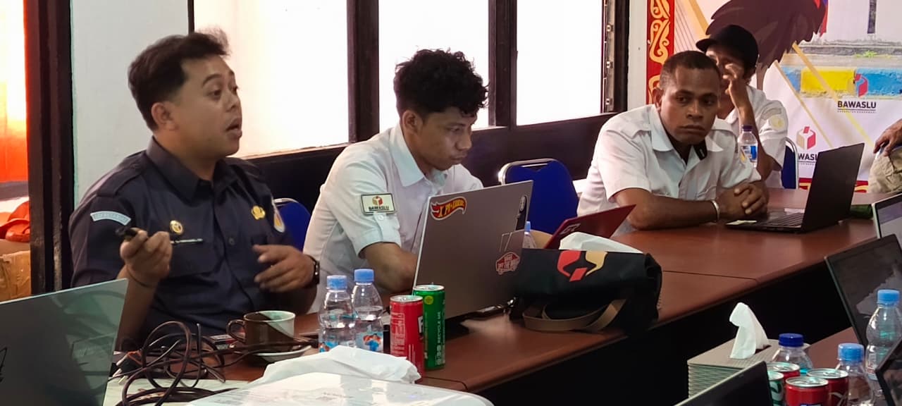Staf SDM Bawaslu Provinsi Papua Barat Melakukan Pemaparan Nota Dinas Penyusunan Dan Penilaian SKP TW IV dan Final 2025