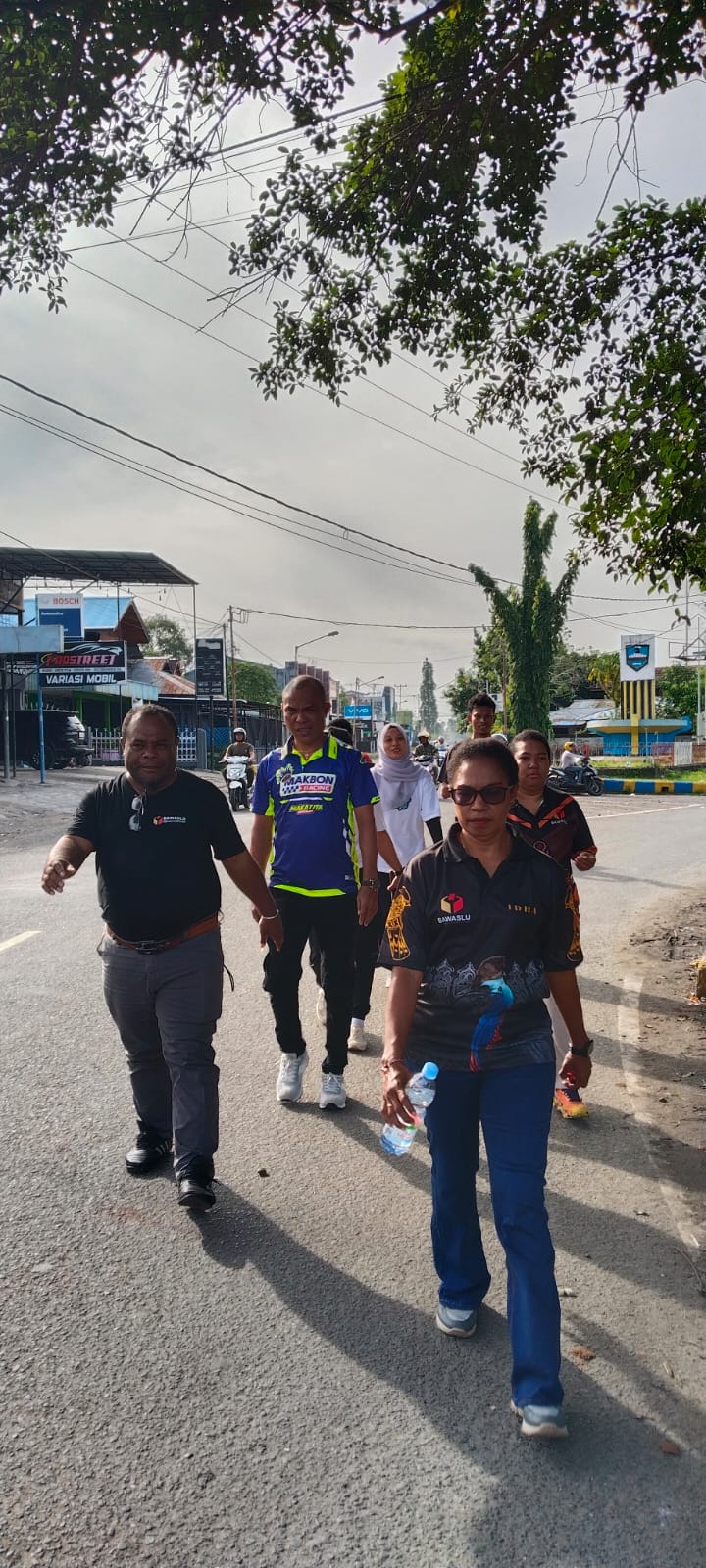 Jalan Sehat Jumat Sehati Oleh Anggota Bawaslu Manokwari,Kepala Sekretaris Bawaslu Manokwari & Para Staf