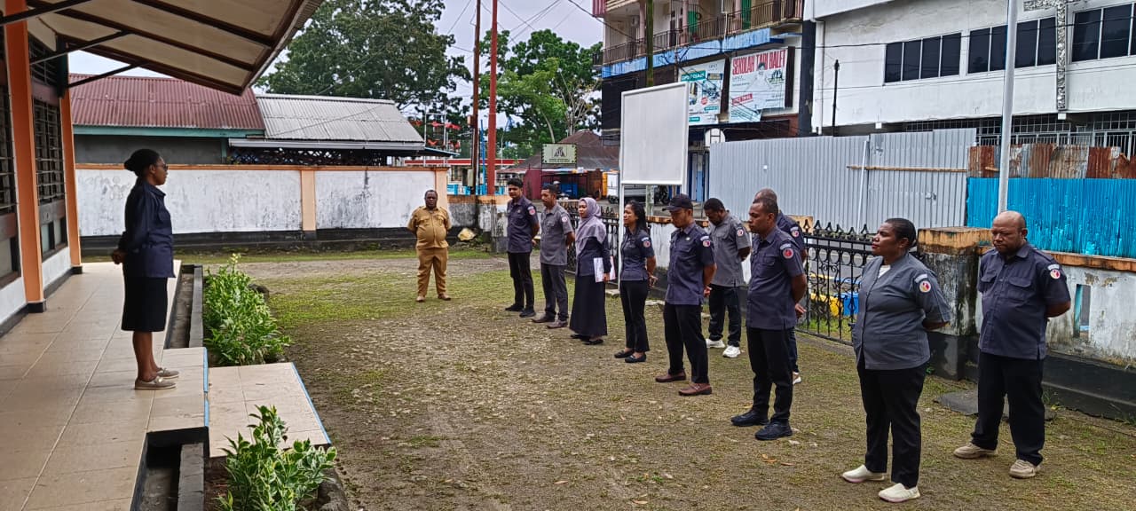 Pembina Apel Oleh Anggota Bawaslu, Alberthina Jumame dan Hadir Kepala Sekretariat Bawaslu manokwari Beserta Para Staf