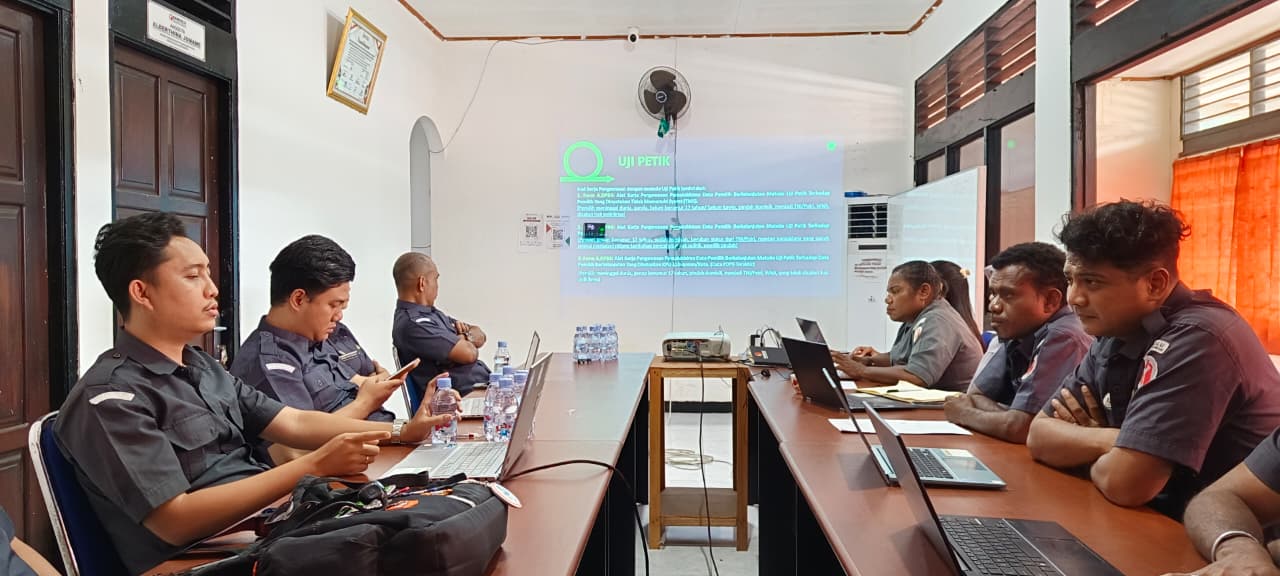 Pemaparan Materi Oleh Benny Ambarita Kepada Staf Bawaslu Kabupaten Manokwari