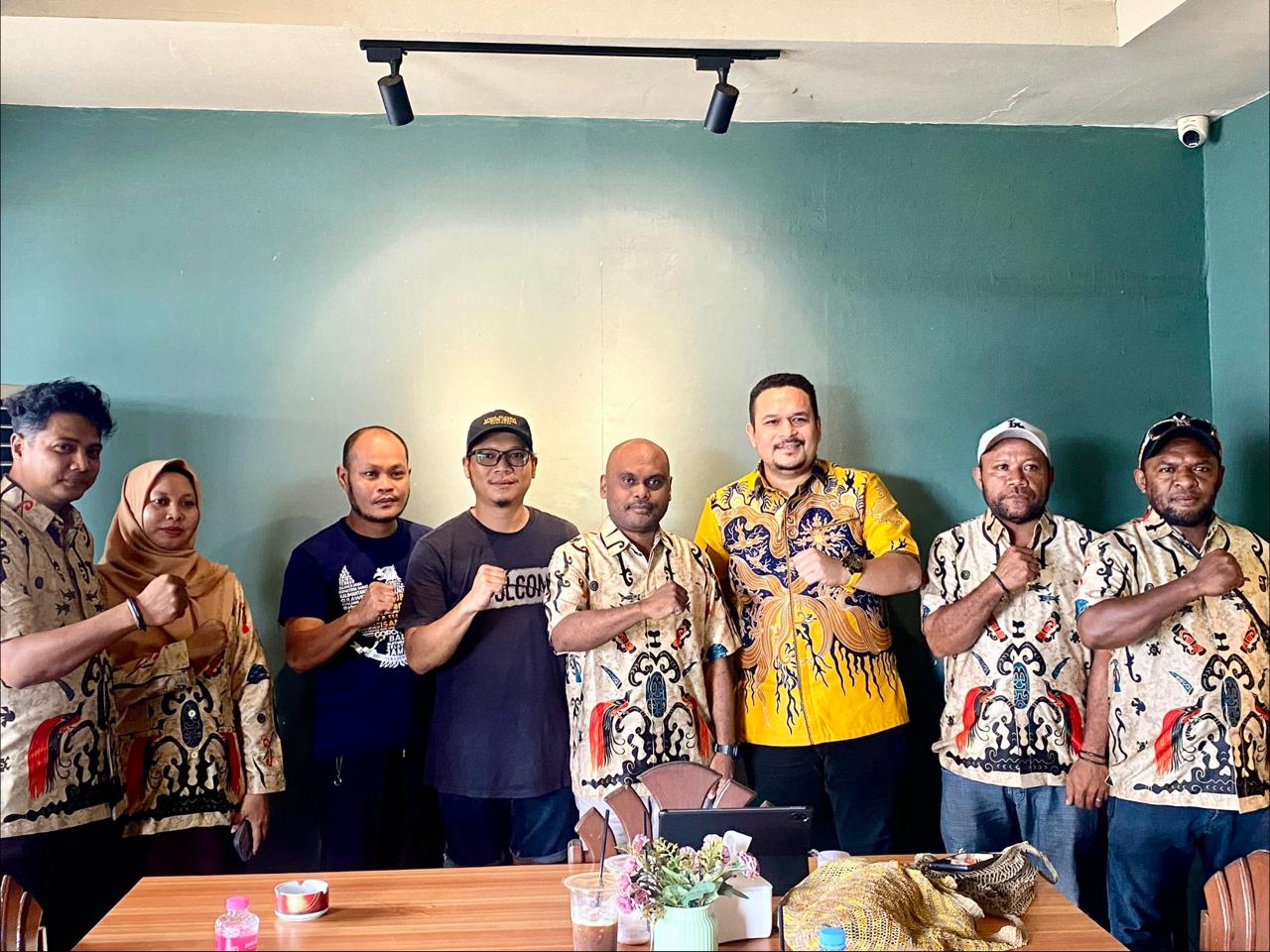 Foto Bersama Selepas Diskusi Konsolidasi Demokrasi Bawaslu Manokwari & Ketua DPD Golkar