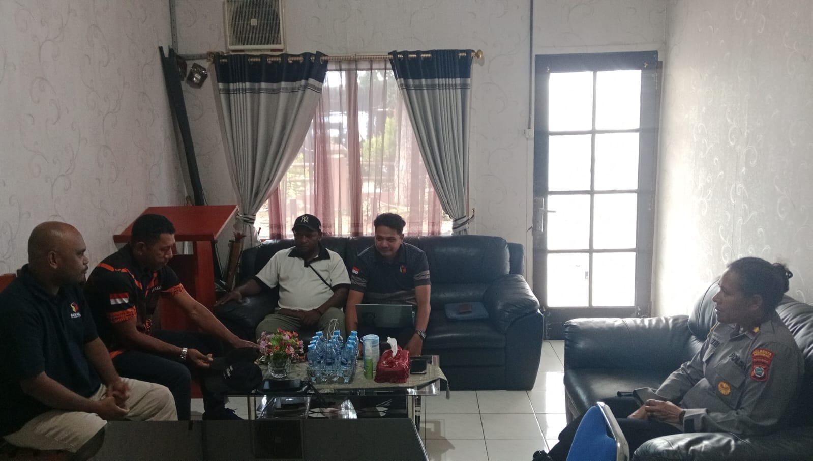 Diskusi Konsolidasi Demokrasi bersama Wakil Kepala Kepolisian Resor Kota (Wakapolresta) Manokwari, AKBP Agustina Sineri