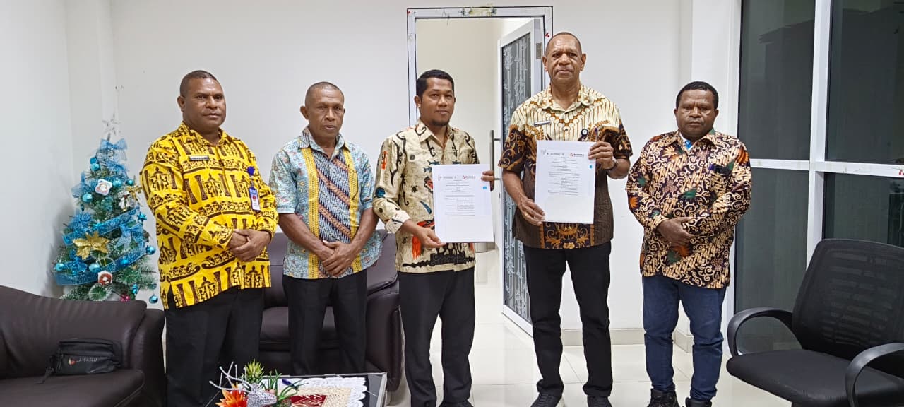 Kepala RSUP Papua Barat Dan Ketua Bawaslu Kabupaten Manokwari Melakukan Penandatanganan MOU PDPB Tahun 2026 Dengan Didampingi Pejabat RSUP Papua Barat
