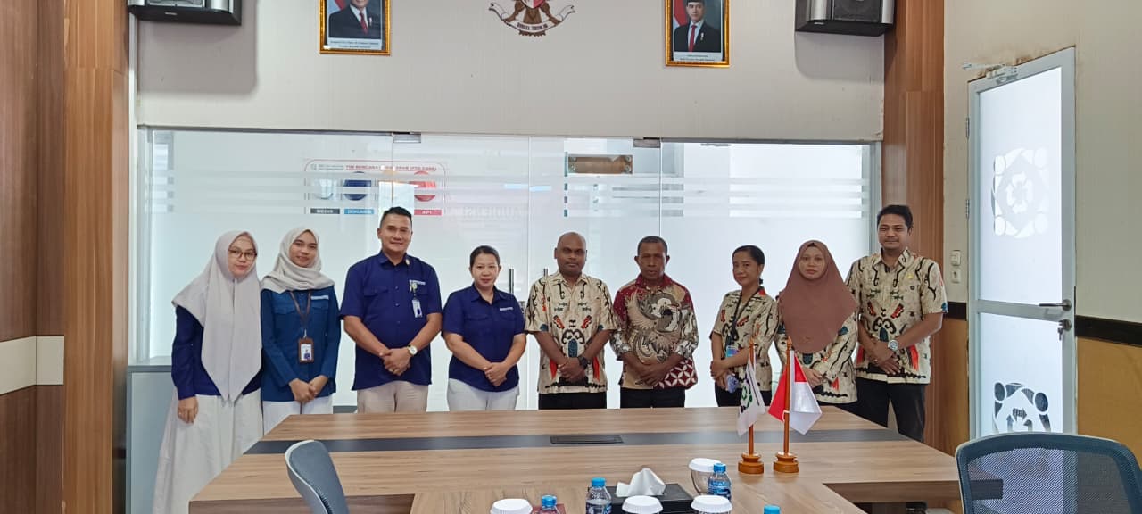 Anggota Bawaslu Manokwari, Kasubbag PPPS Bersama Kabag SDM & Kabag Kepesertaan BPJS Kesehatan Cabang Manokwari Melakukan Foto Bersama
