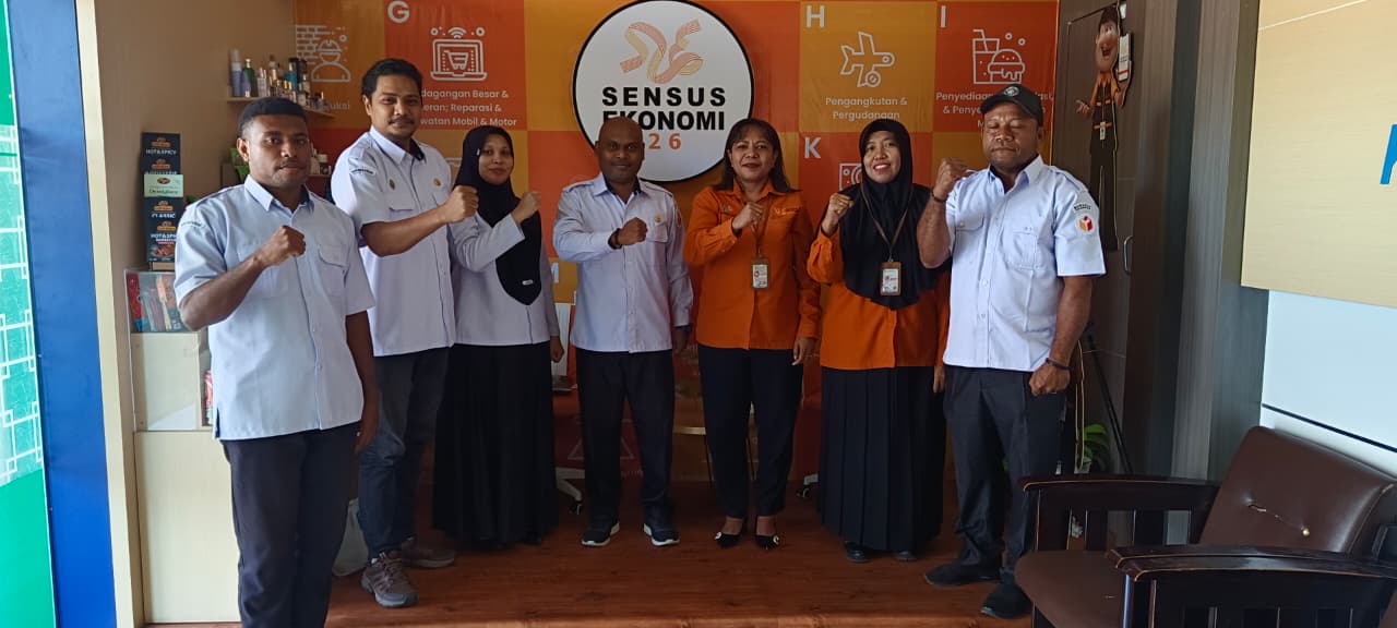 Tim PDPB Bawaslu Kabupaten Manokwari Beserta Kasubbag Umum BPS Kabupaten Manokwari Melakukan Sesi Foto Bersama