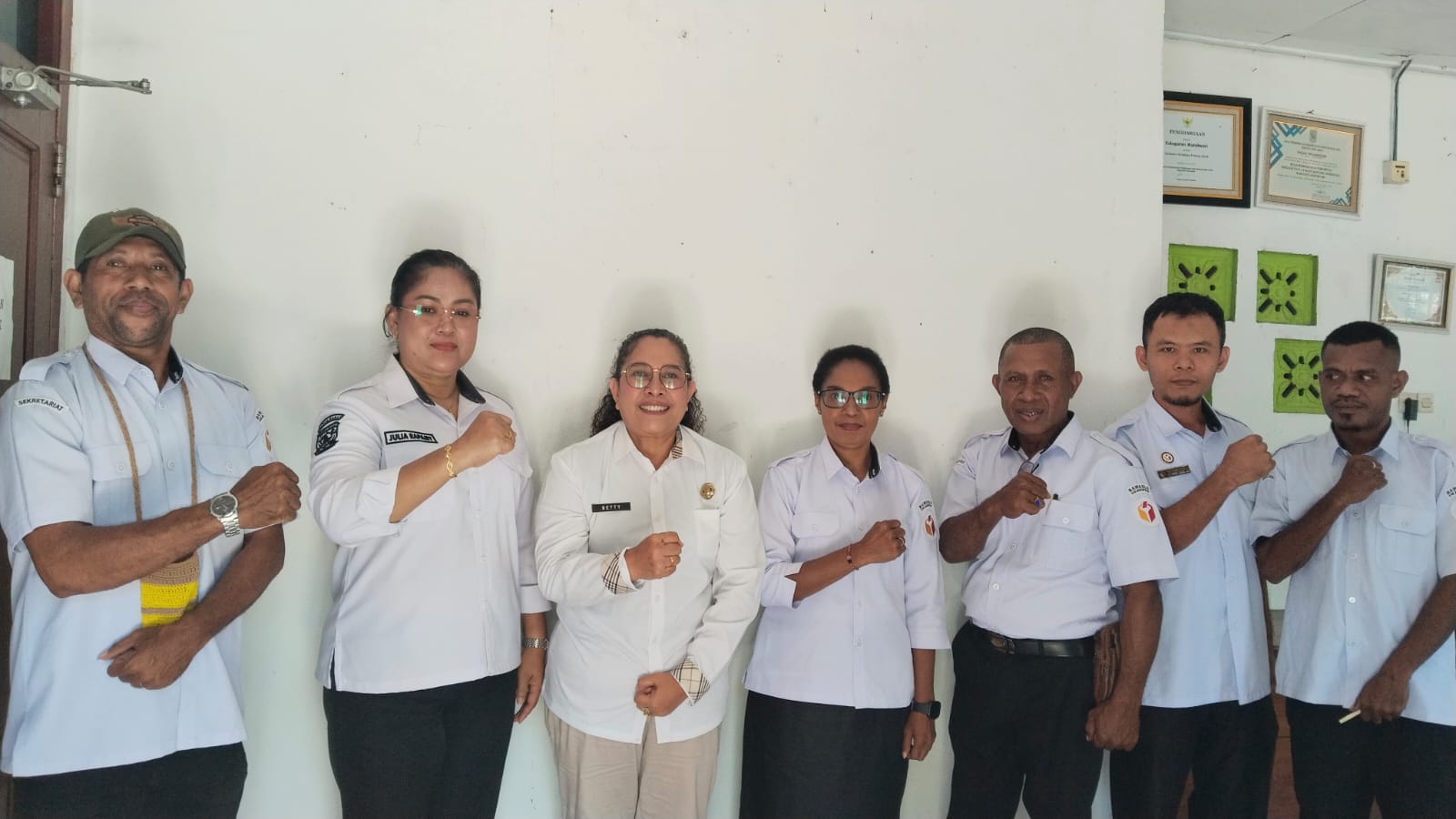 Anggota Bawaslu Manokwari Bersama Kepala DP3AKB Perempuan Kabupaten Manokwari Beserta Jajaran Melakukan Sesi Foto Bersama