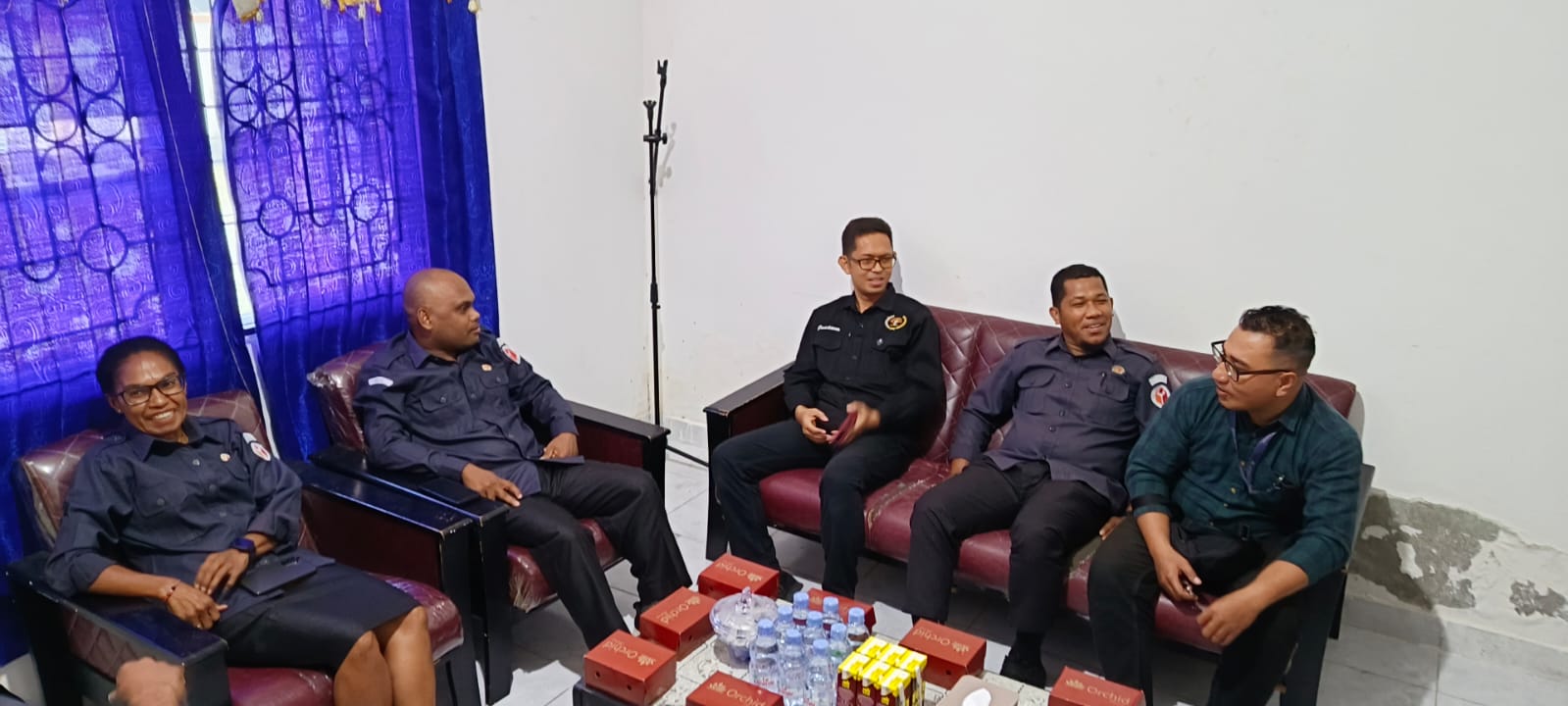 Ketua dan Anggota Bawaslu Kabupaten Manokwari Bersama Insan Media (Ketua PWI & Perwakilan Kantor Berita Antara Papua Barat) Melakukan Silaturahmi Dan Berdiskusi