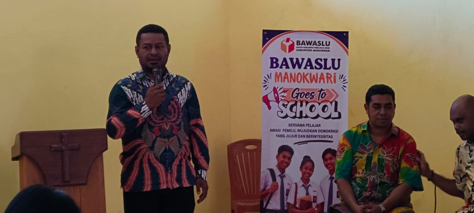 Anggota KPU Manokwari memberikan Materi kepada Siswa/i Terkait Pentingnya Pemilih Pemula Dalam Mengawal Demokrasi 