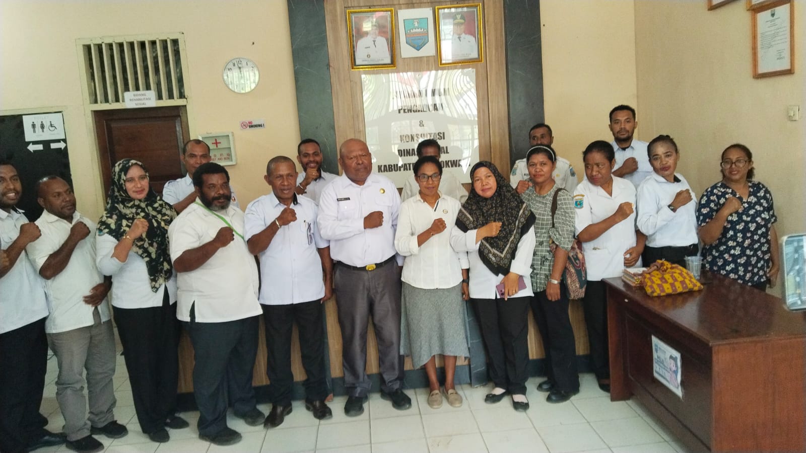 Anggota Bawaslu Manokwari Beserta Jajaran & Kepala Dinas Sosial Kabupaten Manokwari Melakukan Sesi Foto Bersama. 