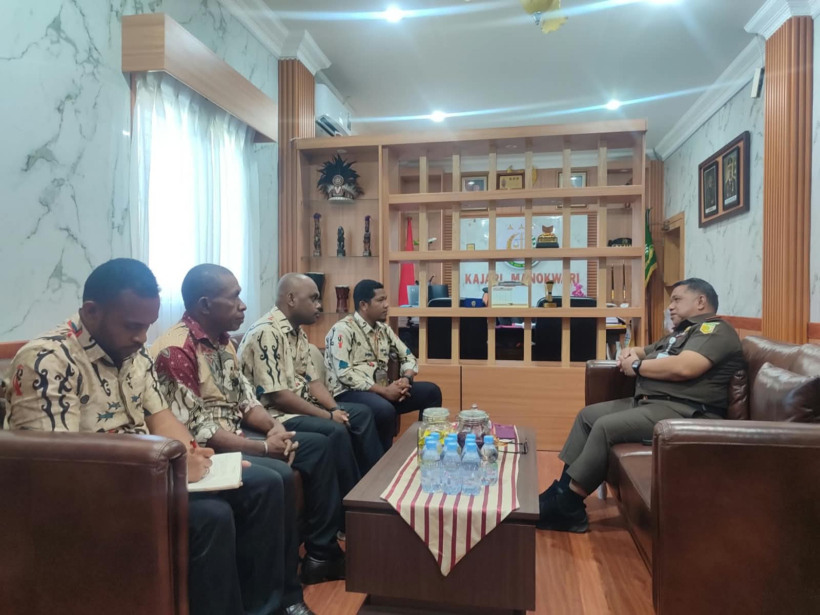 Ketua & Anggota Bawaslu Kabupaten Manokwari Bersama Kajari Manokwari, Amrizal Tahar, S.H., M.H.,