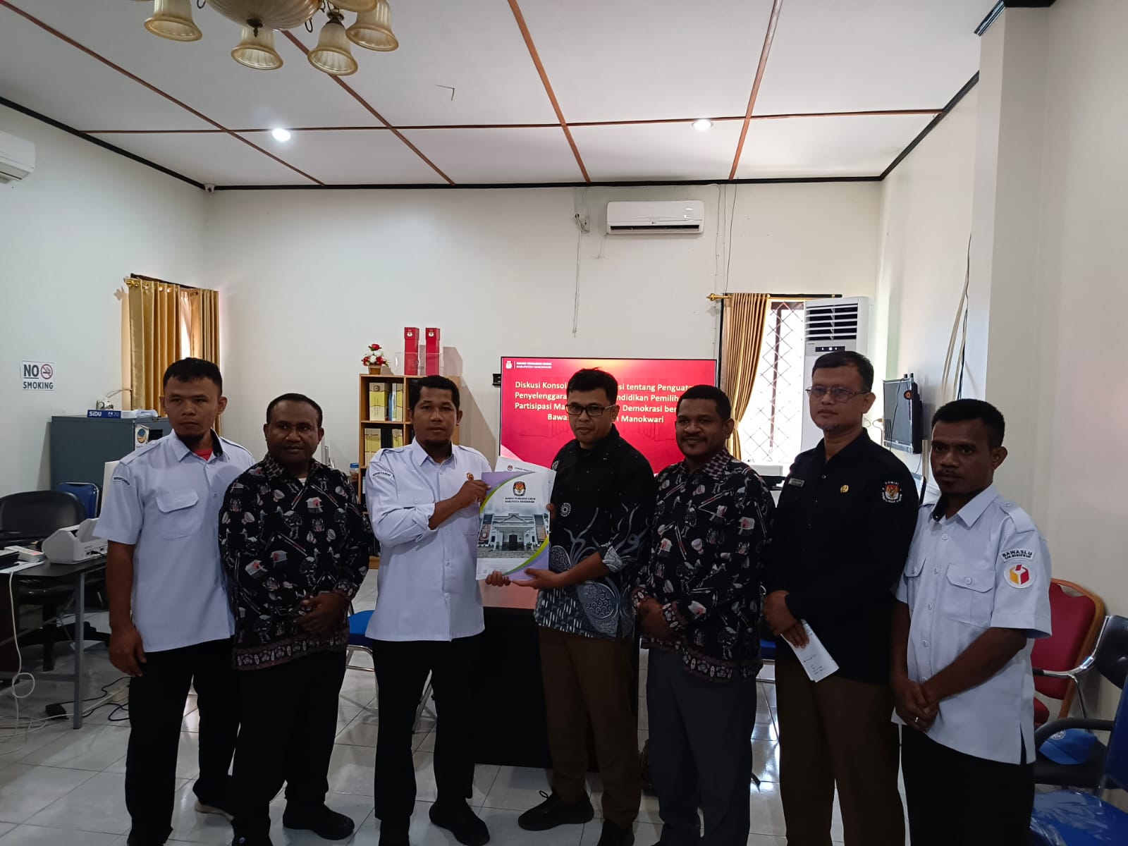 Sesi Foto Bersama Ketua Bawaslu Manokwari, Samsudin Renuat Bersama Anggota  Dan Kepala Sekretariat KPU Manokwari