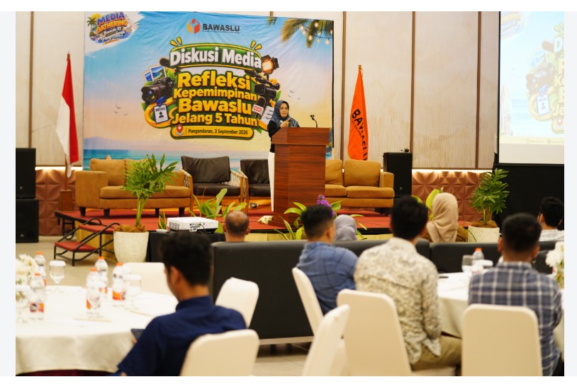 Anggota Bawaslu RI,Lolly Suhenti Memberikan Sambutan Pada Giat Media Gathering Bersama Insan Pers