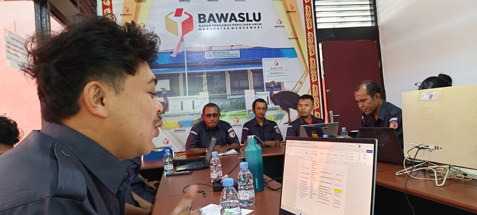 Staf SDM Bawaslu Provinsi Papua Barat Memberikan Coaching Terkait Penggunaan Aplikasi Srikandi Di Lingkungan Bawaslu Kabupaten Manokwari
