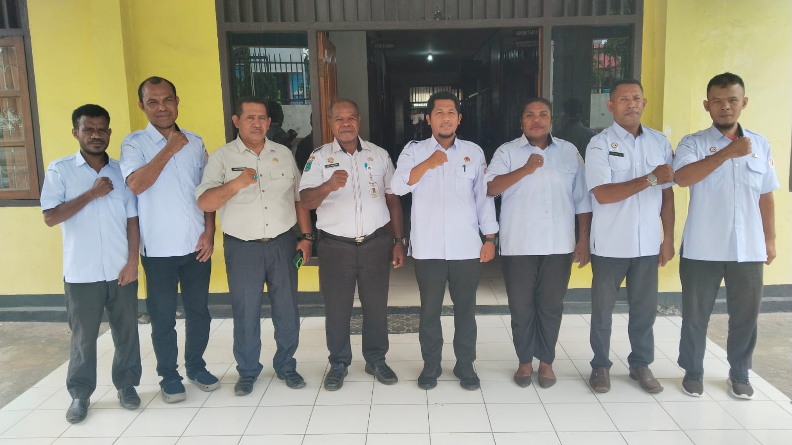 Ketua dan Staf Bawaslu Manokwari Beserta Pihak Kesbangpol yaitu Kepala Kesbangpol Bapak Isak Waramori dan Kabid Poldagri Bapak Harri Ramandey melakukan Foto bersama