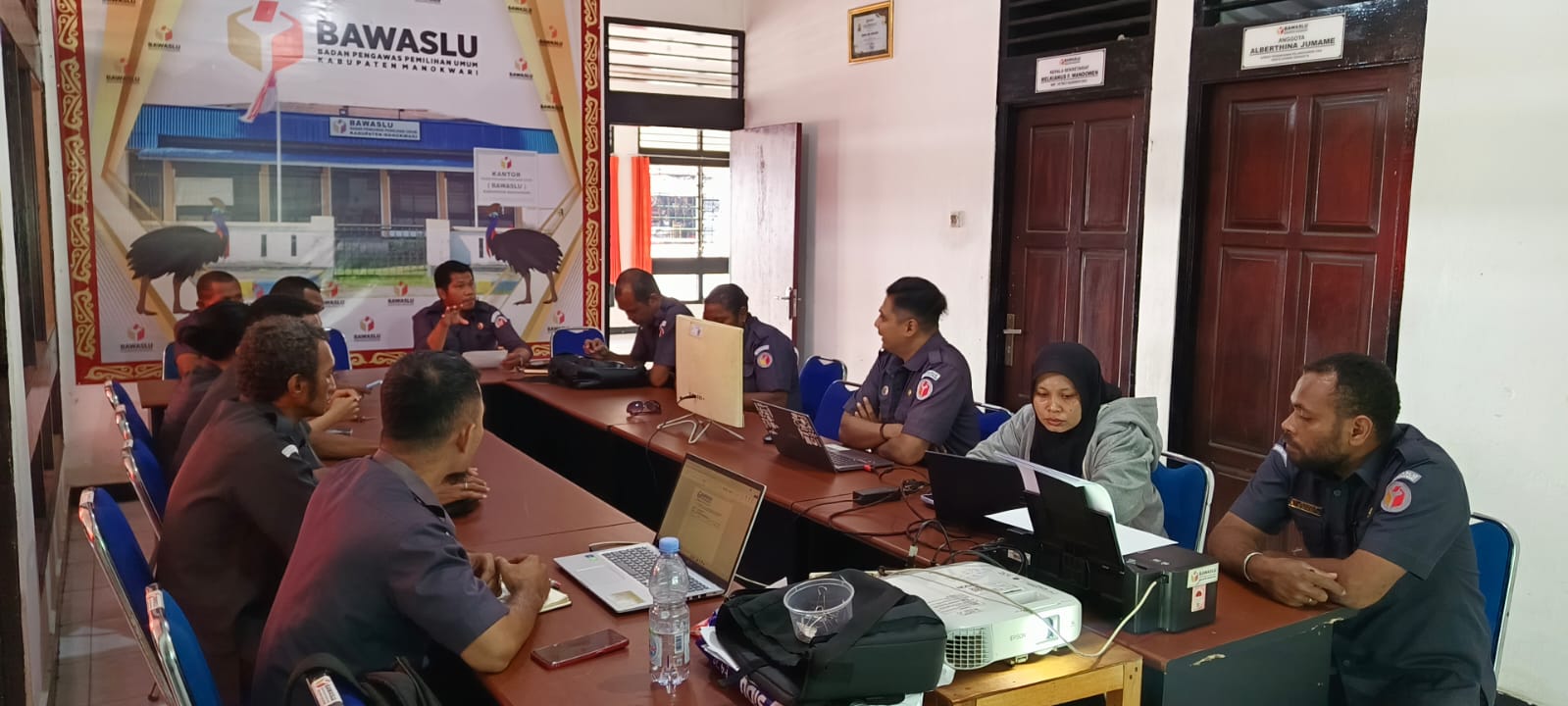 Staf Bawaslu Kabupaten Manokwari Mendengar Arahan Dan Evaluasi dari Ketua Bawaslu Kabupaten Manokwari, Samsudin Renuat