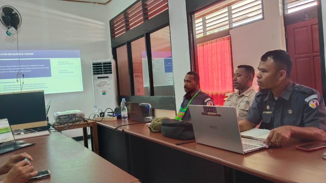 Staf SDM Bawaslu Kabupaten Manokwari, Yosep Amsyamsum Memberikan Materi Konsolidasi Internal Didampingi Oleh Moderator Yaitu Pahala F Siahaan