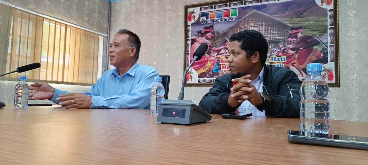 Kepala LPP RRI Manokwari & Ketua Bawaslu Kabupaten Manokwari Berdiskusi Tentang Pendidikan Politik, Penguatan Literasi Kepemiluan, Penyebarluasan Informasi Demokrasi, serta Peningkatan Partisipasi Masyarakat dalam Kehidupan Demokrasi dan Pengawasan Pemilu