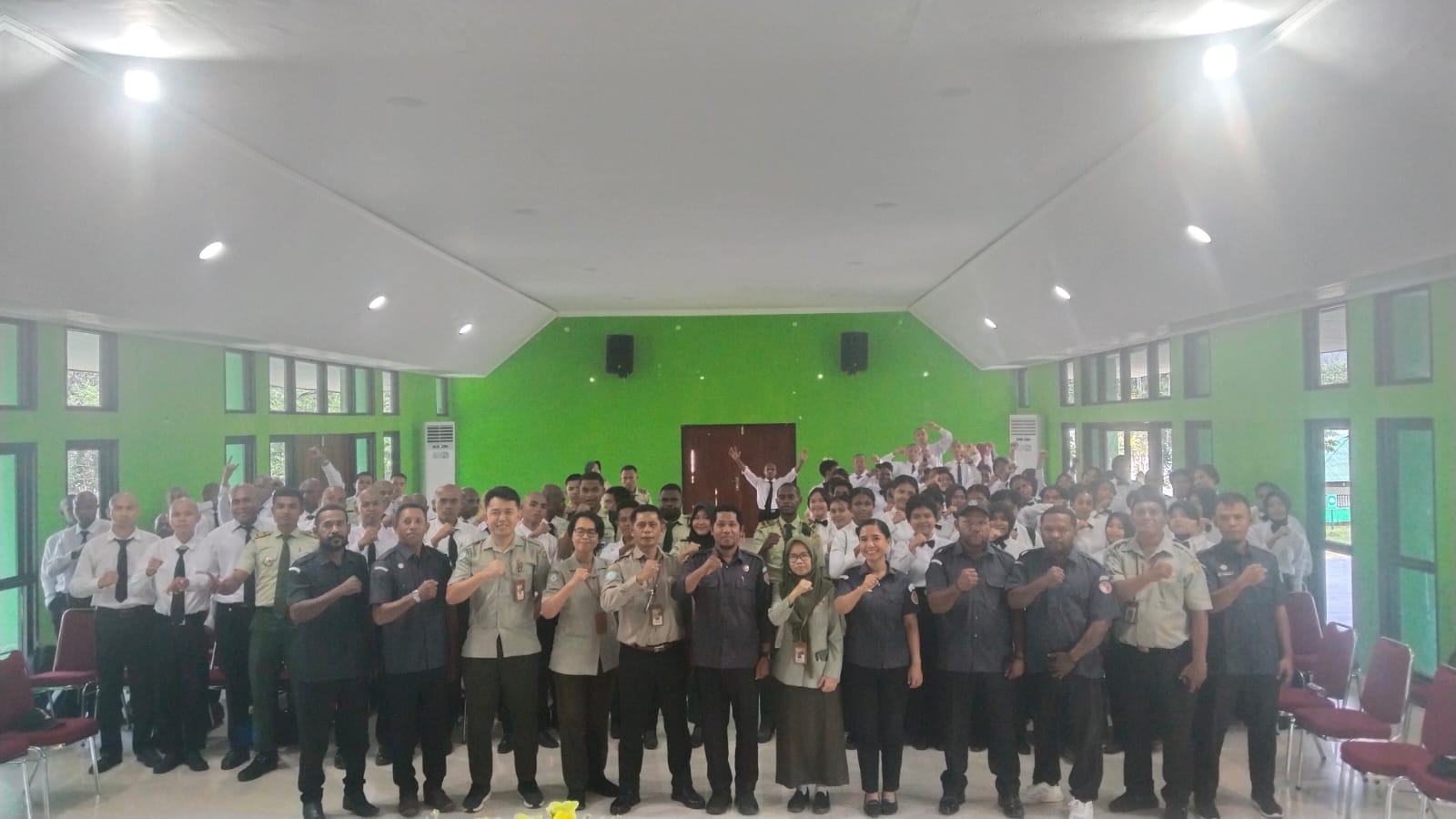 Ketua Bawaslu Manokwari dan Jajaran Pejabat Polbangtan beserta Peserta Akademik Polbangtan Melakukan Sesi Foto Bersama