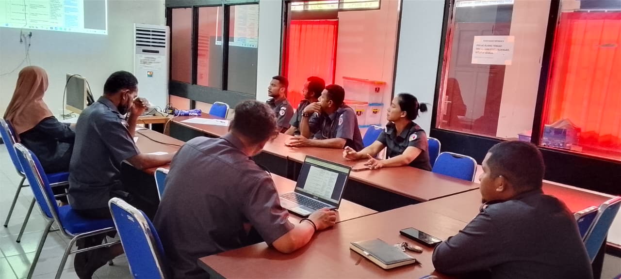 Ketua Bawaslu Manokwari, Samsudin Renuat Memberi Pengarahan Kepada Staf Bawaslu Untuk Memperkuat Konsolidasi Demokrasi & Mempersiapkan Diri Pada Pleno PDPB Triwulan III Tahun 2026
