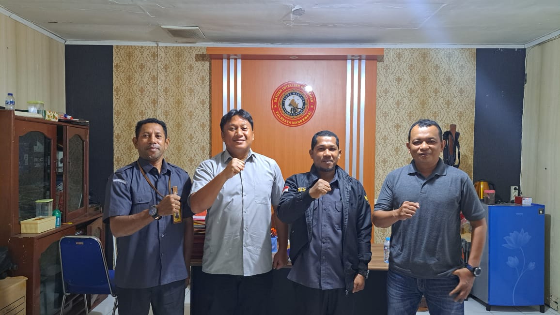 Ketua Bawaslu Manokwari, Samsudin Renuat Bersama Kasat Intel Polresta AKP Antonius F. Paribang, SH (Kasat Intelkam Polresta Manokwari)  AIPTU Taufik (Kanit Politik Sat Intelkam Polresta Manokwari)