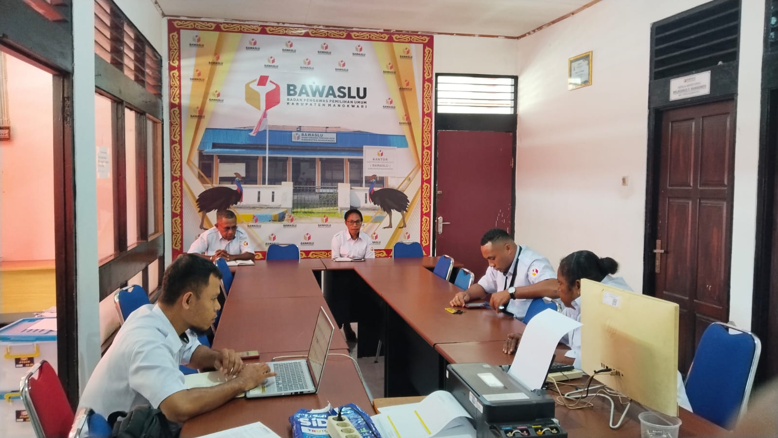 Arahan Dari Anggota Bawaslu Manokwari, Alberthina Yumame dan Kasubbag PPPS, Albert Baransano Kepada Staf Divisi PPPS