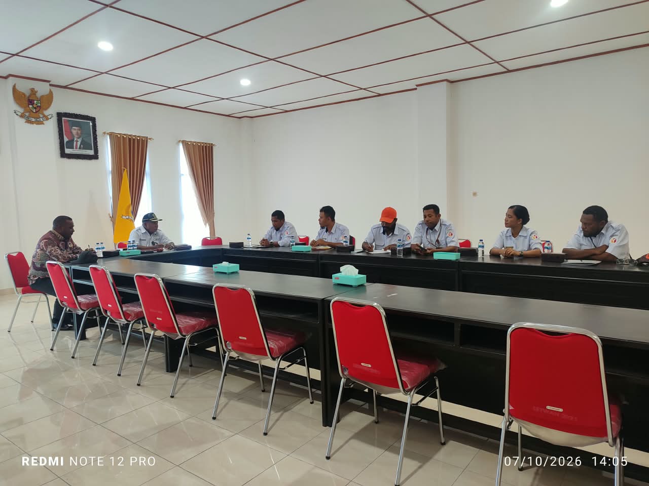 Ketua dan Staf Bawaslu Manokwari Beserta Pihak DPRK yaitu Ketua Bapak Jhoni Muid dan Ketua Komisi 1 Bapak Henoch Rumansara melakukan Diskusi