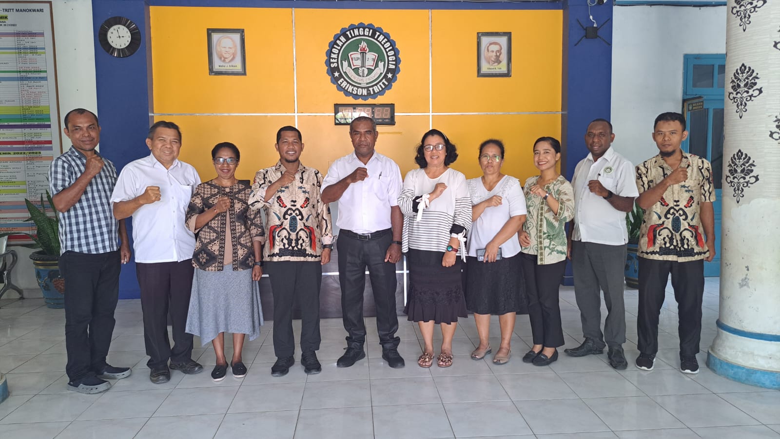 Ketua, Kordiv PPPS dan Staf Bawaslu Manokwari Beserta Plt. Ketua yaitu Ketua Bapak Pdt. Herman Krey dan Jajaran Pimpinan STT Erikson Tritt melakukan Foto bersama