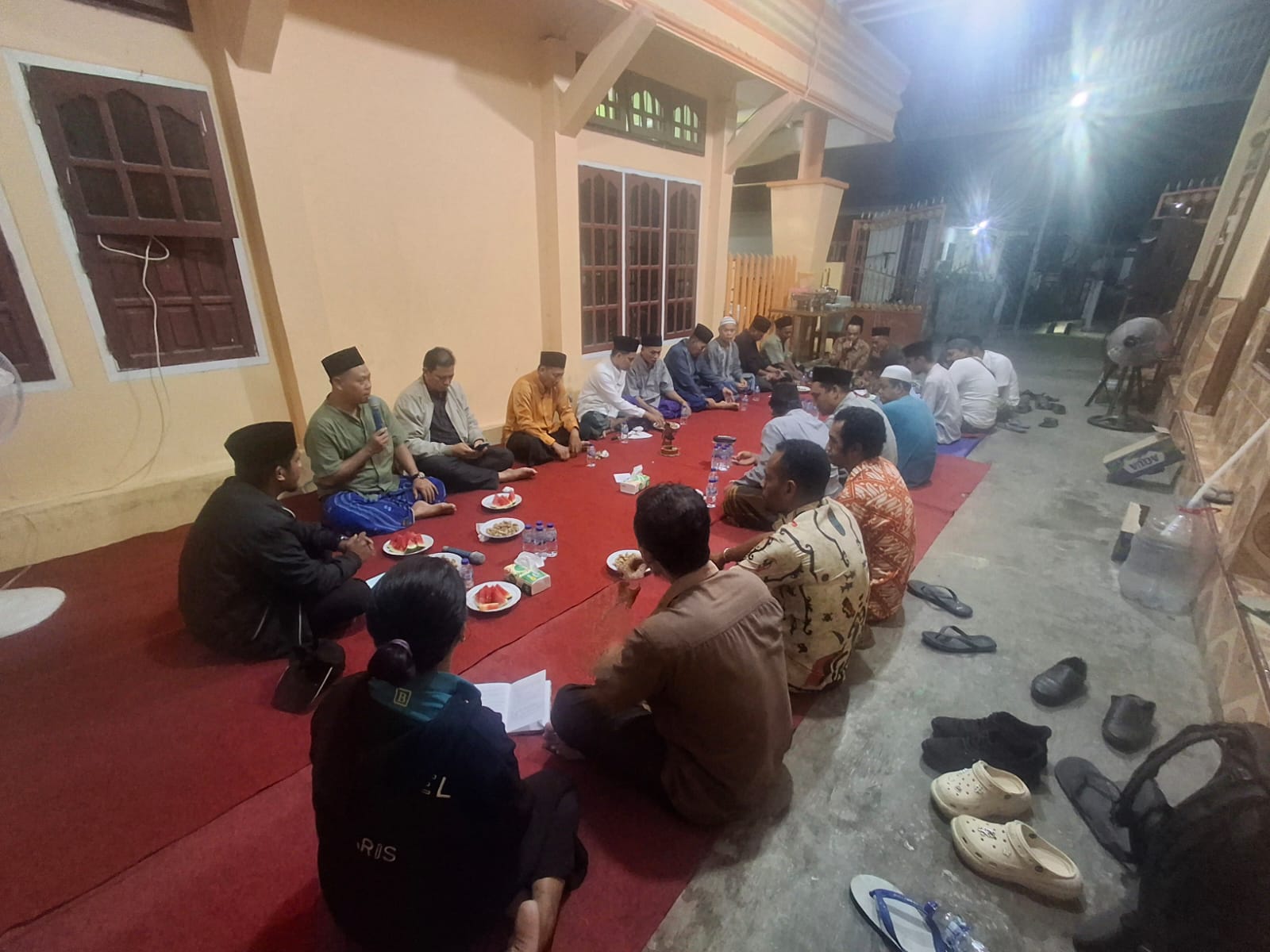 Ketua Bawaslu Manokwari Dan Staf Melakukan Konsolidasi Di Paguyuban Kerukunan Masyarakat  Demak Bintoro Pada Kamis 22 Oktober 2026