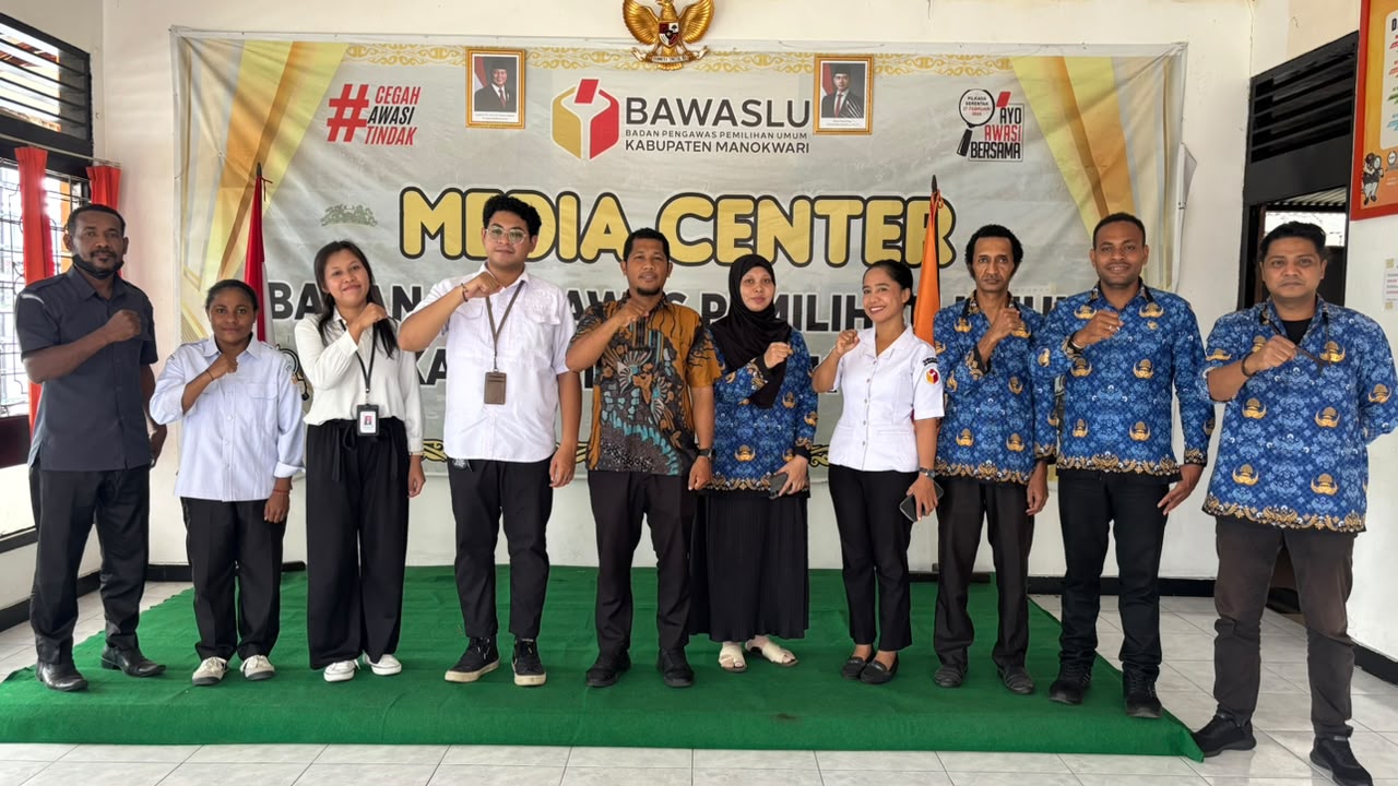 Sesi Foto Bersama Staf Ombudsman Bersama Ketua Beserta Jajaran Bawaslu Kabupaten Manokwari