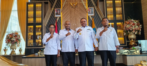 Bawaslu Manokwari & Bupati Kabupaten Manokwari Foto Bersama