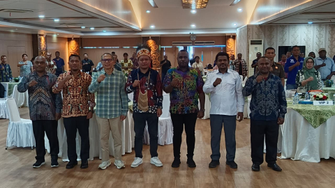 Foto Bersama Ketua Bawaslu Papua Barat dan Ketua Bawaslu Manokwari Beserta Tenaga Ahli Bawaslu RI