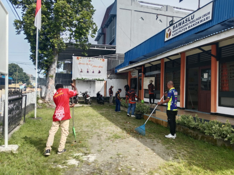 Gotong Royong Pembersihan Area Kantor Bawaslu manokwari