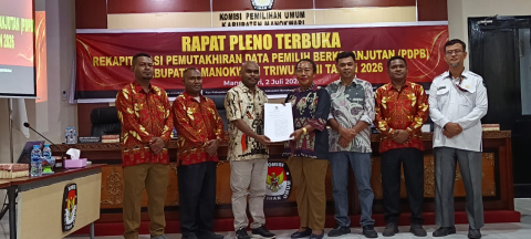 Penerimaan Berita Acara Pleno PDPB Triwulan II Tahun 2026 Oleh Anggota Bawaslu Kabupaten Manokwari, Yustinus Y Maturan dari Ketua KPU Manokwari, Christine R Rumkabu
