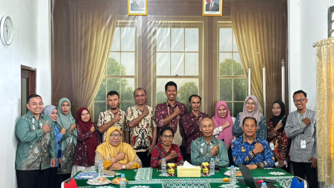 Koordiv PPPS dan Staf Bawaslu Manokwari Beserta Pihak Universitas Muhammadiyah Papua Barat Kepala BPH/Yayasan Wardi, Rektor Ibu Hawa Hasan dan sejumlah Dosen melakukan Foto bersama