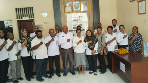 Anggota Bawaslu Manokwari Beserta Jajaran & Kepala Dinas Sosial Kabupaten Manokwari Melakukan Sesi Foto Bersama. 