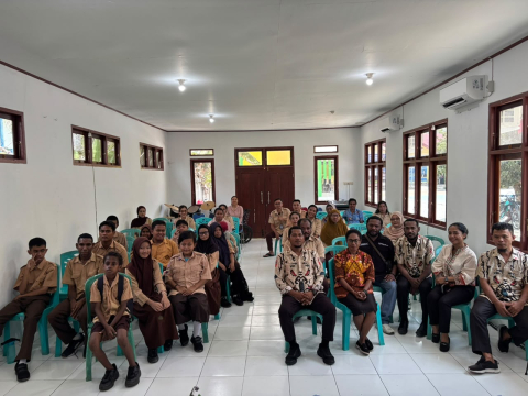 Bawaslu Kabupaten Manokwari, Ketua dan Anggota Beserta Siswa/i SLB Negeri Manokwari Melakukan Foto Bersama 