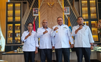 Bawaslu Manokwari & Bupati Kabupaten Manokwari Foto Bersama