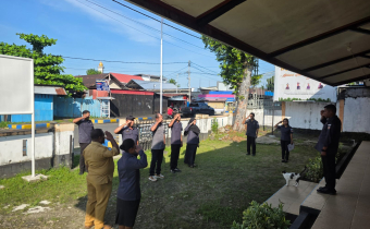 Apel Pagi Senin 19 Januari 2026 Di Halaman Kantor Bawaslu Kabupaten Manokwari Dipimpin Oleh Ketua Bawaslu Manokwari, Samsudin Renuat