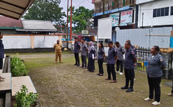 Pembina Apel Oleh Anggota Bawaslu, Alberthina Jumame dan Hadir Kepala Sekretariat Bawaslu manokwari Beserta Para Staf