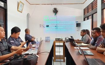 Pemaparan Materi Oleh Benny Ambarita Kepada Staf Bawaslu Kabupaten Manokwari