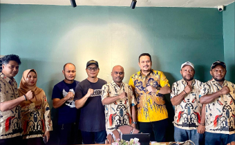 Foto Bersama Selepas Diskusi Konsolidasi Demokrasi Bawaslu Manokwari & Ketua DPD Golkar