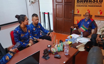Ketua Bawaslu Manokwari, Samsudin Renuat Berdiskusi Dengan Wakil Ketua I Kwarcab 33.03 Manokwari, Kak Yance