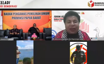 Anggota Bawaslu Pegunungan Arfak Memberikan Materi