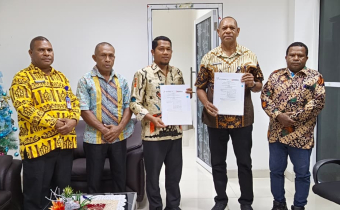 Kepala RSUP Papua Barat Dan Ketua Bawaslu Kabupaten Manokwari Melakukan Penandatanganan MOU PDPB Tahun 2026 Dengan Didampingi Pejabat RSUP Papua Barat