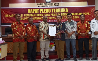 Penerimaan Berita Acara Pleno PDPB Triwulan II Tahun 2026 Oleh Anggota Bawaslu Kabupaten Manokwari, Yustinus Y Maturan dari Ketua KPU Manokwari, Christine R Rumkabu