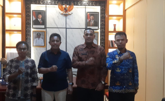 Kepala Disdukcapil Manokwari, Drs. Rustam Efendi dan Anggota Bawaslu Manokwari, Alberthina Jumame Beserta Jajaran Melakukan Foto Bersama