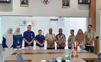 Anggota Bawaslu Manokwari, Kasubbag PPPS Bersama Kabag SDM & Kabag Kepesertaan BPJS Kesehatan Cabang Manokwari Melakukan Foto Bersama