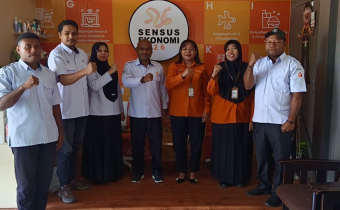 Tim PDPB Bawaslu Kabupaten Manokwari Beserta Kasubbag Umum BPS Kabupaten Manokwari Melakukan Sesi Foto Bersama
