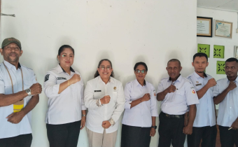 Anggota Bawaslu Manokwari Bersama Kepala DP3AKB Perempuan Kabupaten Manokwari Beserta Jajaran Melakukan Sesi Foto Bersama